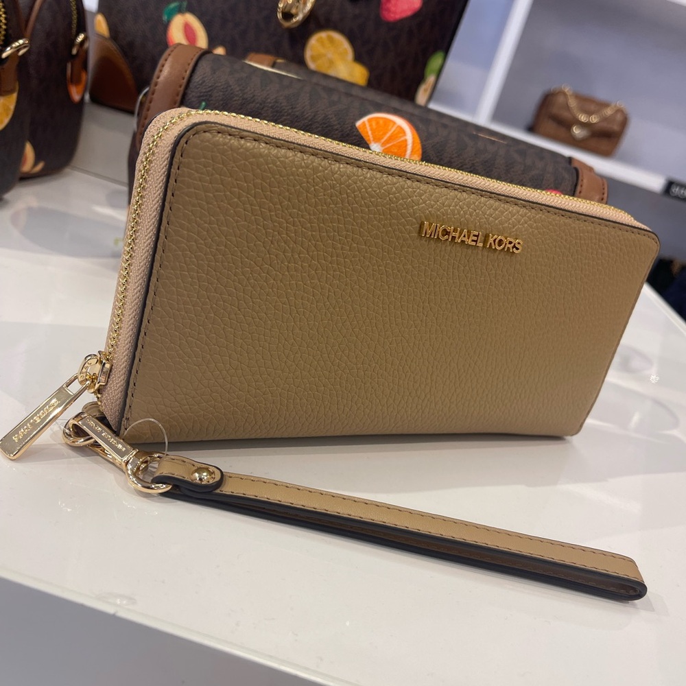 MICHAEL KORS JST Lg Pebbled Leather Continental Wristlet Wallet Phone Hold
Camel - Picture 4 of 16